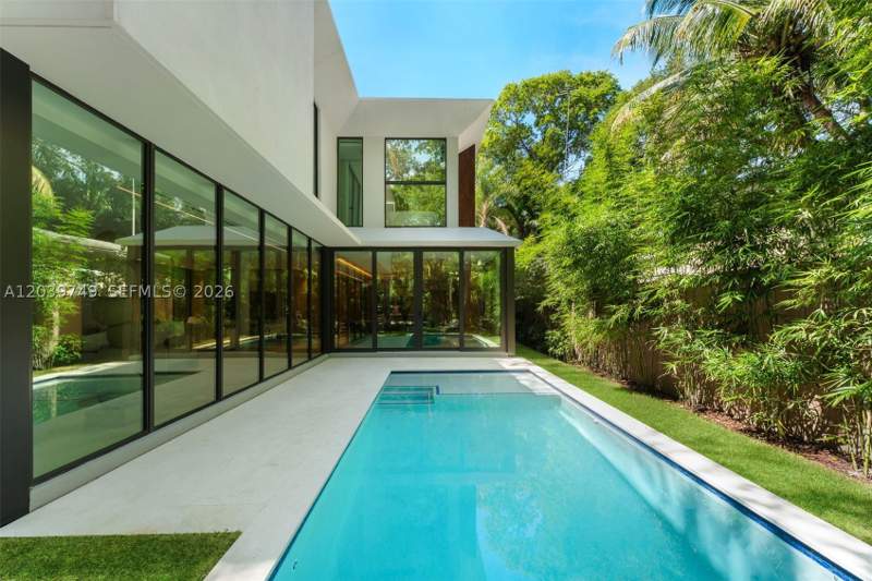 5 bedroom SingleFamilyResidence at 3579 Avocado Ave, Coco Gve Pk 2 Amd, Miami — photo 3