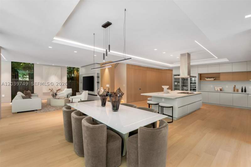 5 bedroom SingleFamilyResidence at 3579 Avocado Ave, Coco Gve Pk 2 Amd, Miami — photo 5