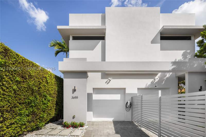 3 bedroom Condominium at 3655 SW 25th St 3655, Silver Bluff Homesites, Miami — photo 2