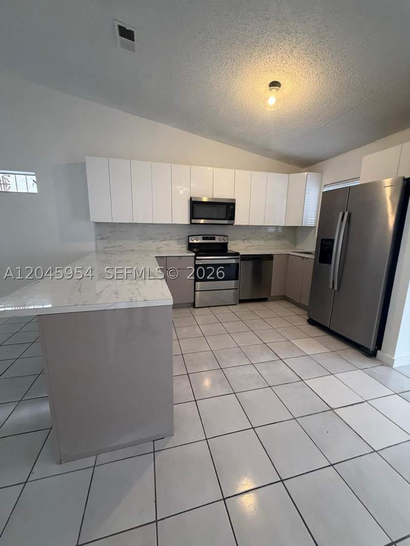 3 bedroom SingleFamilyResidence at 10364 NW 128th Ter, Gardens Of El Jardin Sec, Hialeah Gardens — photo 2