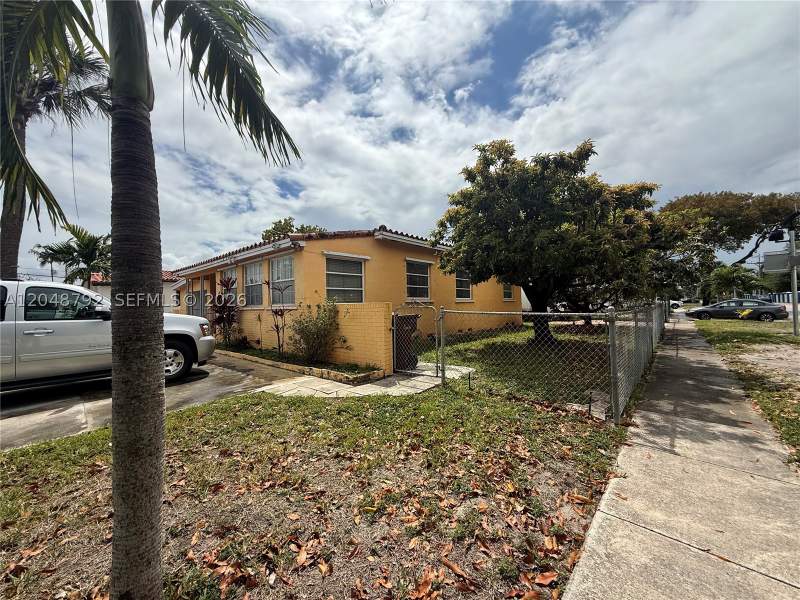 4 bedroom SingleFamilyResidence at 4470 W 1st Ave, Bradley Park, Hialeah — photo 4