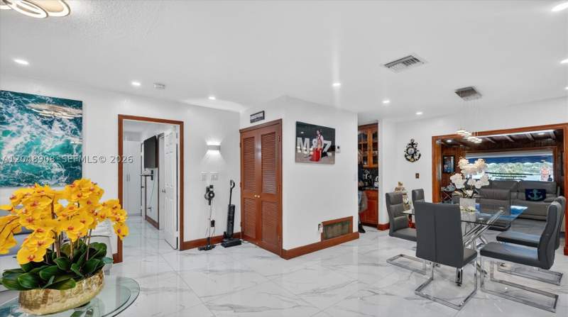 5 bedroom SingleFamilyResidence at 15022 SW 67th Ln, Lake Marks At Westwind, Miami — photo 5