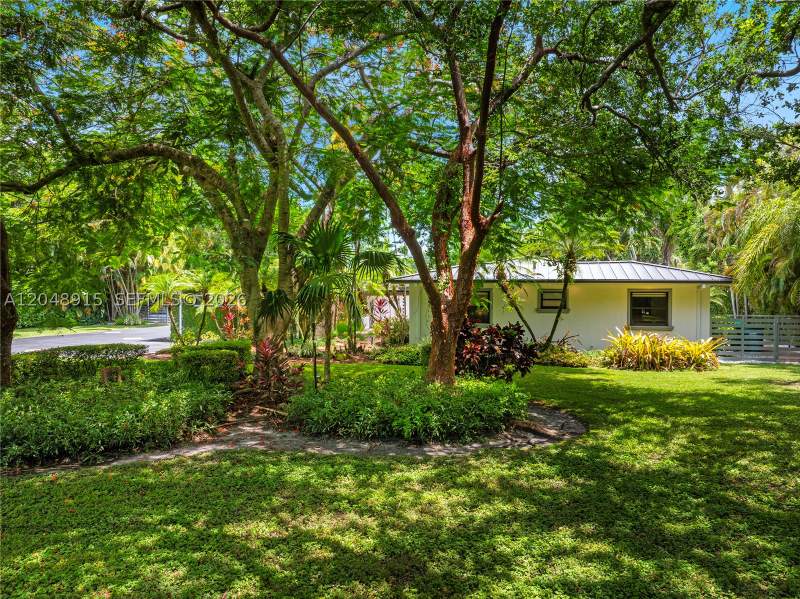 5 bedroom SingleFamilyResidence at 8735 SW 122nd St, Gatlin Acres, Miami — photo 3