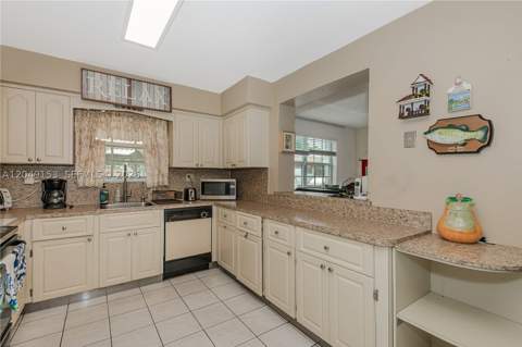 292 W 39th Pl, Hialeah FL - photo 9 of 39