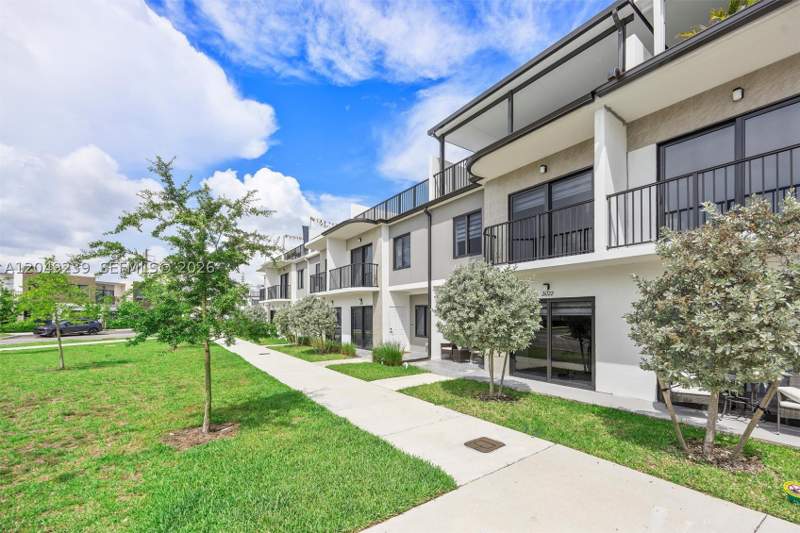 4 bedroom Townhouse at 26122 SW 146th Ave, Grandeville Place, Homestead — photo 3