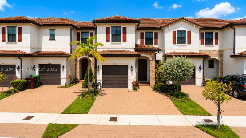 3 bedroom Townhouse at 10934 W 33rd Way, Aquabella North Replat, Hialeah — photo 2