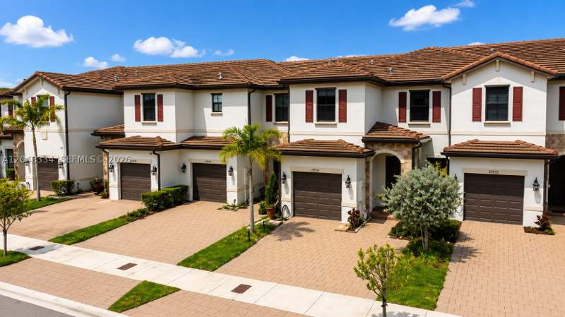 3 bedroom Townhouse at 10934 W 33rd Way, Aquabella North Replat, Hialeah — photo 4