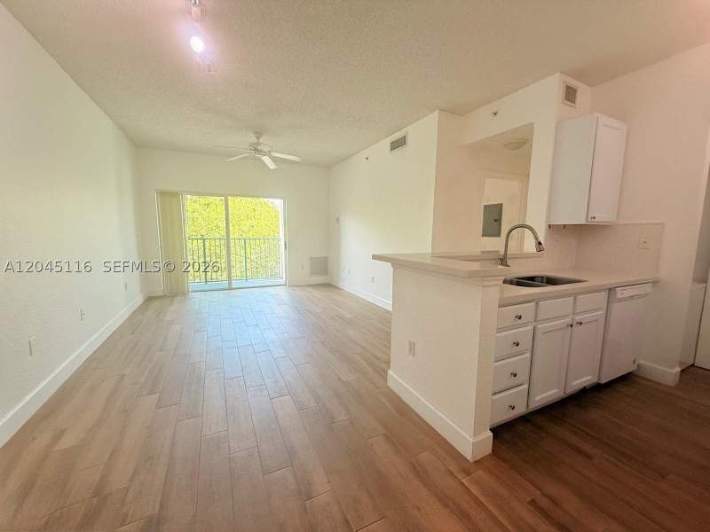 1 bedroom Condominium at 6001 SW 70th St 355, Valencia Condo, South Miami — photo 2