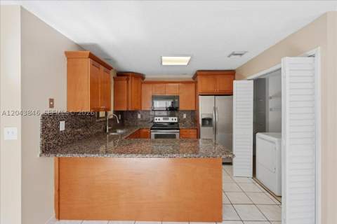 10528 SW 69th Ter, Miami FL - photo 14 of 39