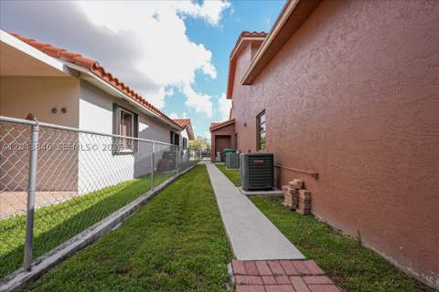 10528 SW 69th Ter, Miami FL - photo 21 of 39
