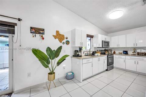 7256 W 34th Ln, Hialeah FL - photo 15 of 40