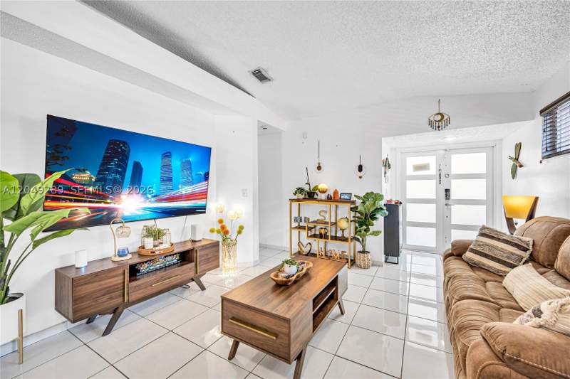 3 bedroom SingleFamilyResidence at 7256 W 34th Ln, Yaira Sub, Hialeah — photo 5