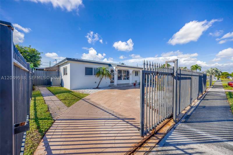 4 bedroom SingleFamilyResidence at 490 W 33rd Pl, Westhaven Park, Hialeah — photo 2