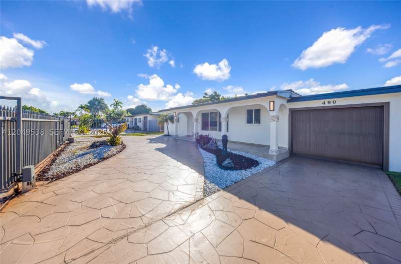 4 bedroom SingleFamilyResidence at 490 W 33rd Pl, Westhaven Park, Hialeah — photo 3