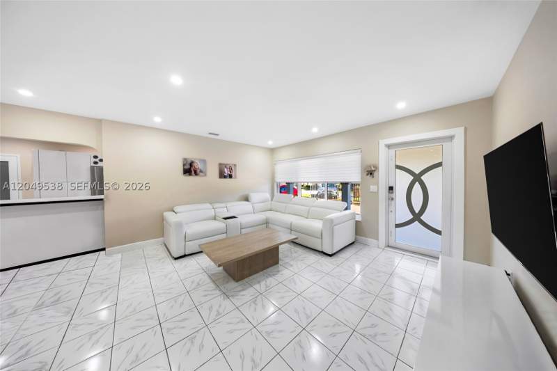 4 bedroom SingleFamilyResidence at 490 W 33rd Pl, Westhaven Park, Hialeah — photo 5