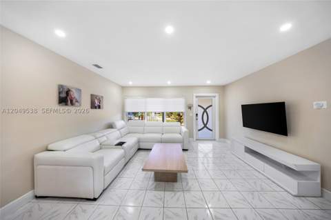 490 W 33rd Pl, Hialeah FL - photo 6 of 32