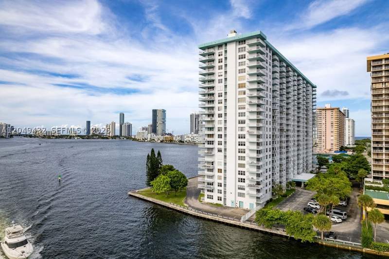 2 bedroom Condominium at 301 174th St L05, Winston Towers 500 Condo, Sunny Isles Beach — photo 2