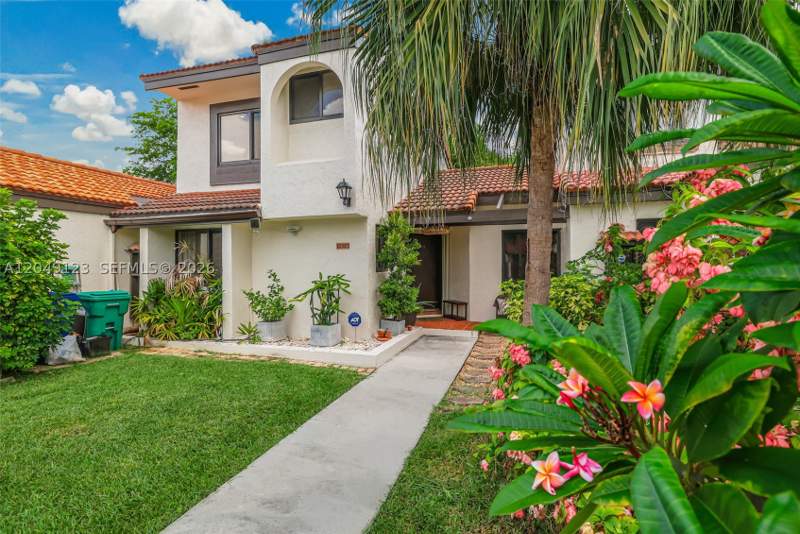 2 bedroom Townhouse at 12383 SW 94th Ter, Kenland Court, Miami — photo 2