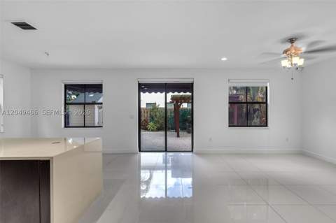 8850 NW 99th Path, Doral FL - photo 6 of 33