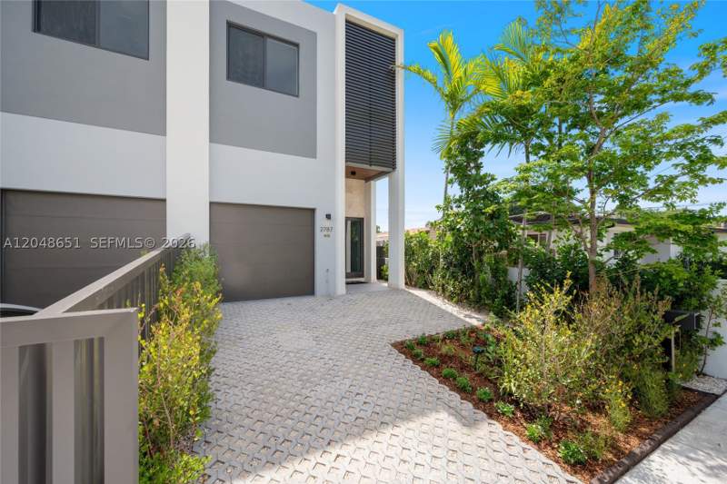 4 bedroom Townhouse at 2787 SW 34th Ave, Silver Bluff Gardens, Miami — photo 2