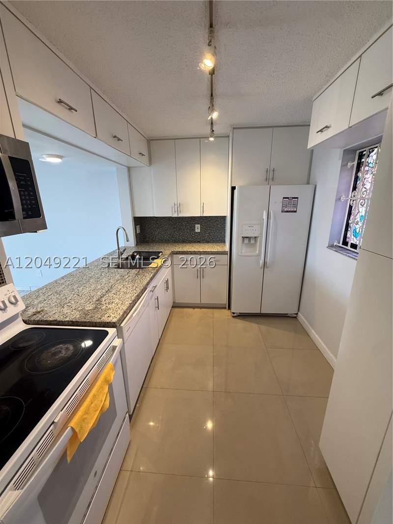 2 bedroom Condominium at 8625 NW 8th St 420, Fox Chase Condo #2, Miami — photo 4