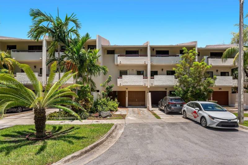 2 bedroom Townhouse at 2525 NE 135th St, Casa Bella Villas, North Miami — photo 2