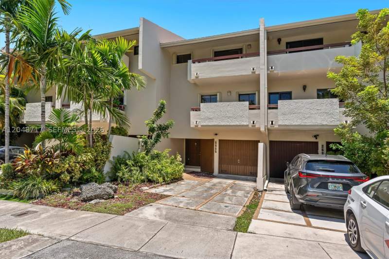2 bedroom Townhouse at 2525 NE 135th St, Casa Bella Villas, North Miami — photo 3