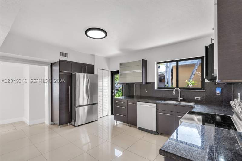 3 bedroom SingleFamilyResidence at 944 SW 10th Avenue, Bliss Property Resub, Miami — photo 5