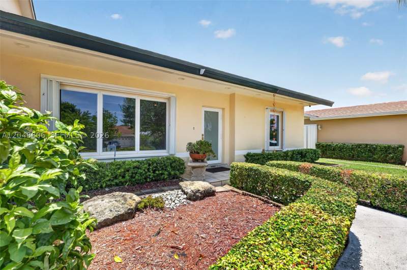3 bedroom SingleFamilyResidence at 16430 SW 107th Ct, El Alamo Sub, Miami — photo 2