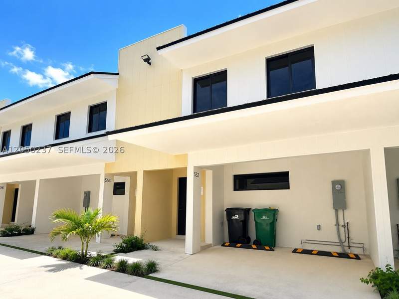 3 bedroom Townhouse at 552 NW 7th St 6, Sunnyland Park No 2, Florida City — photo 2