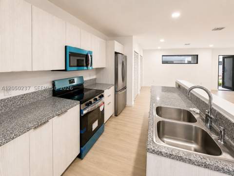 552 NW 7th St 6, Florida City FL - photo 8 of 24