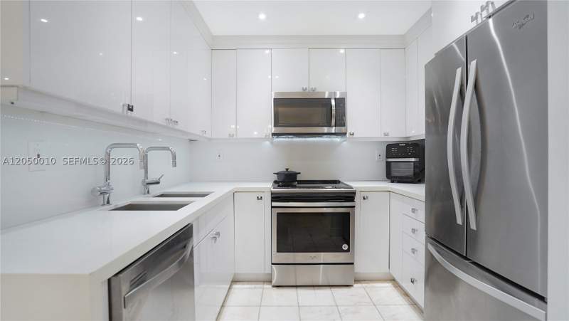 2 bedroom Condominium at 4301 Collins Ave 403, Vendome Place Condo, Miami Beach — photo 3