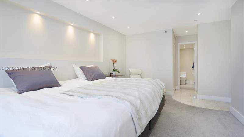 2 bedroom Condominium at 4301 Collins Ave 403, Vendome Place Condo, Miami Beach — photo 4