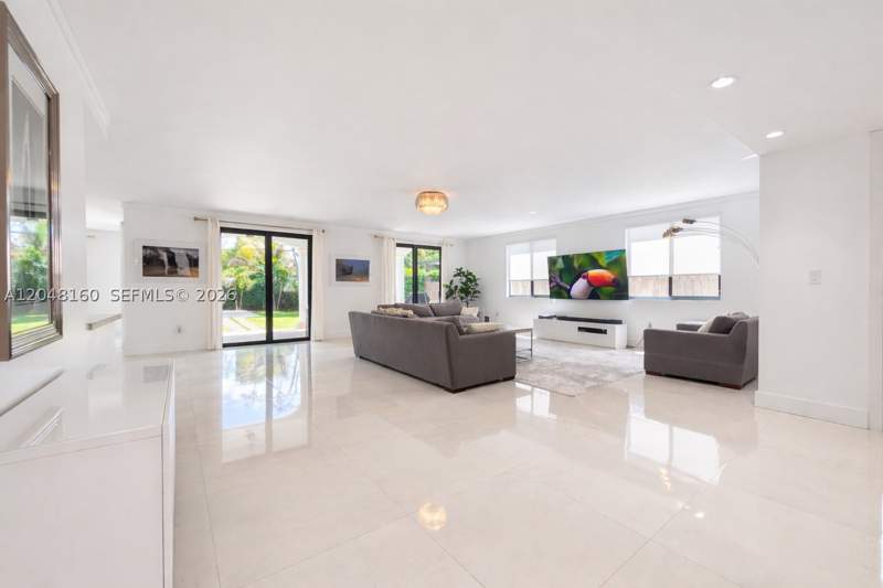 4 bedroom SingleFamilyResidence at 471 SW 30th Rd, Brickell Estates, Miami — photo 4