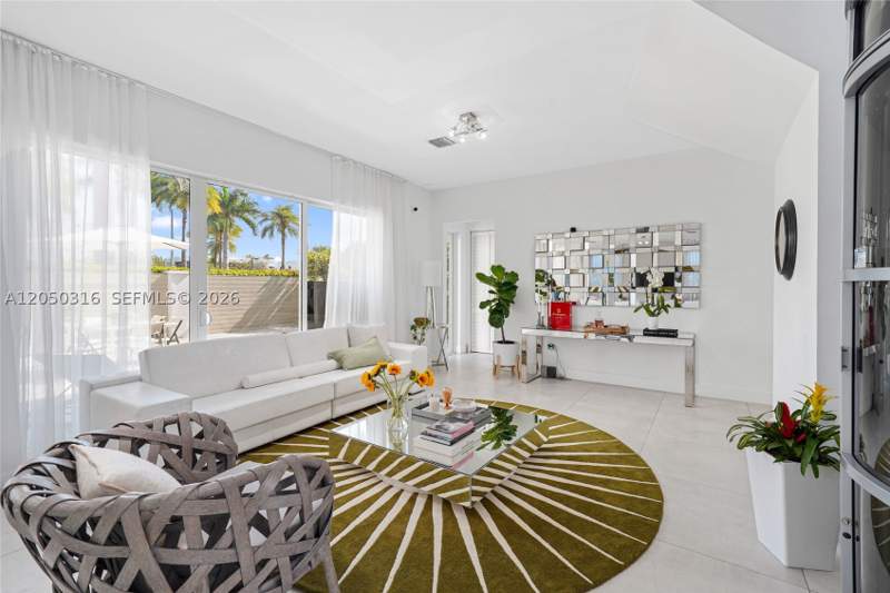 6 bedroom SingleFamilyResidence at 7515 NW 99th Ave, Doral Commons Residential, Doral — photo 2