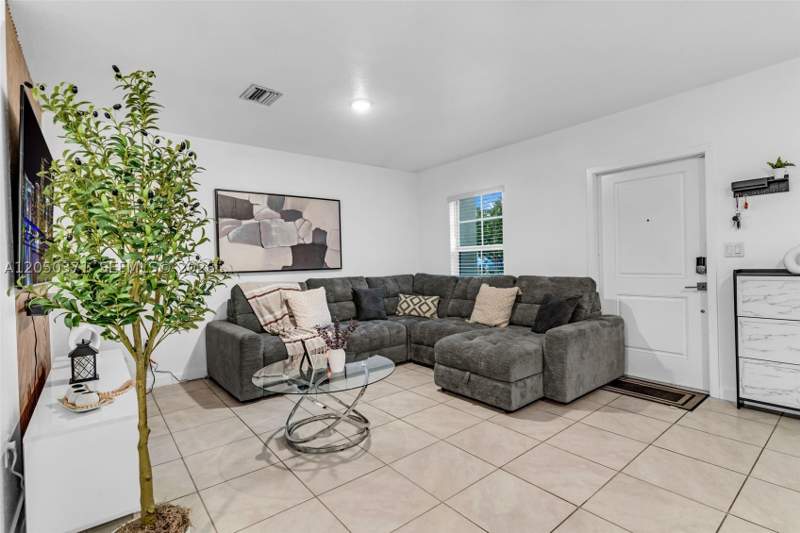 3 bedroom Townhouse at 533 NE 5th Pl, Fvp Subdivision, Florida City — photo 4
