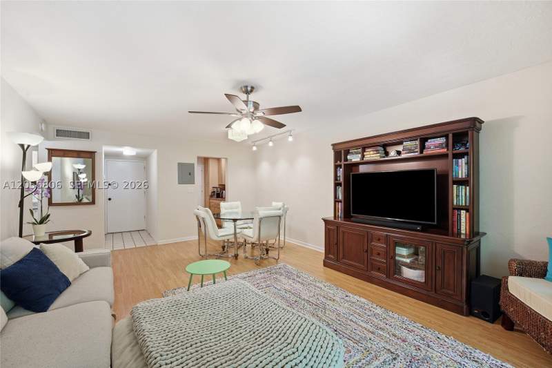 1 bedroom Condominium at 1205 Mariposa Ave 403, Villa Capri Condo, Coral Gables — photo 4