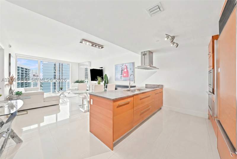 1 bedroom Condominium at 485 Brickell Ave 3707, Icon Brickell Condo No 3, Miami — photo 2