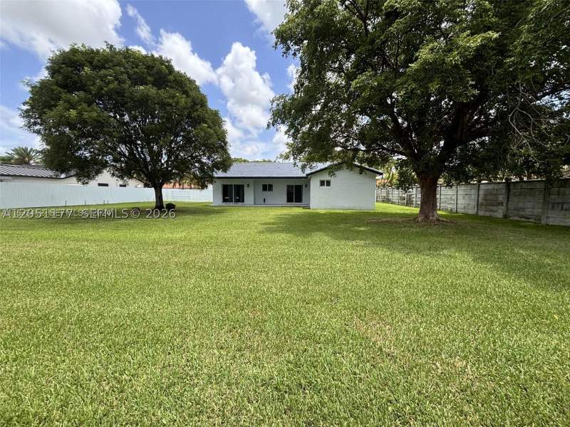 4 bedroom SingleFamilyResidence at 22262 SW 127th Pl, Estate Homes 2nd Addn, Miami — photo 5