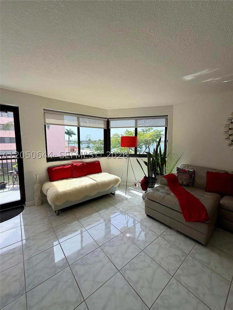 2 bedroom Condominium at 20850 San Simeon Way 302-5, Lakeview Of The Calf Club, Miami — photo 4