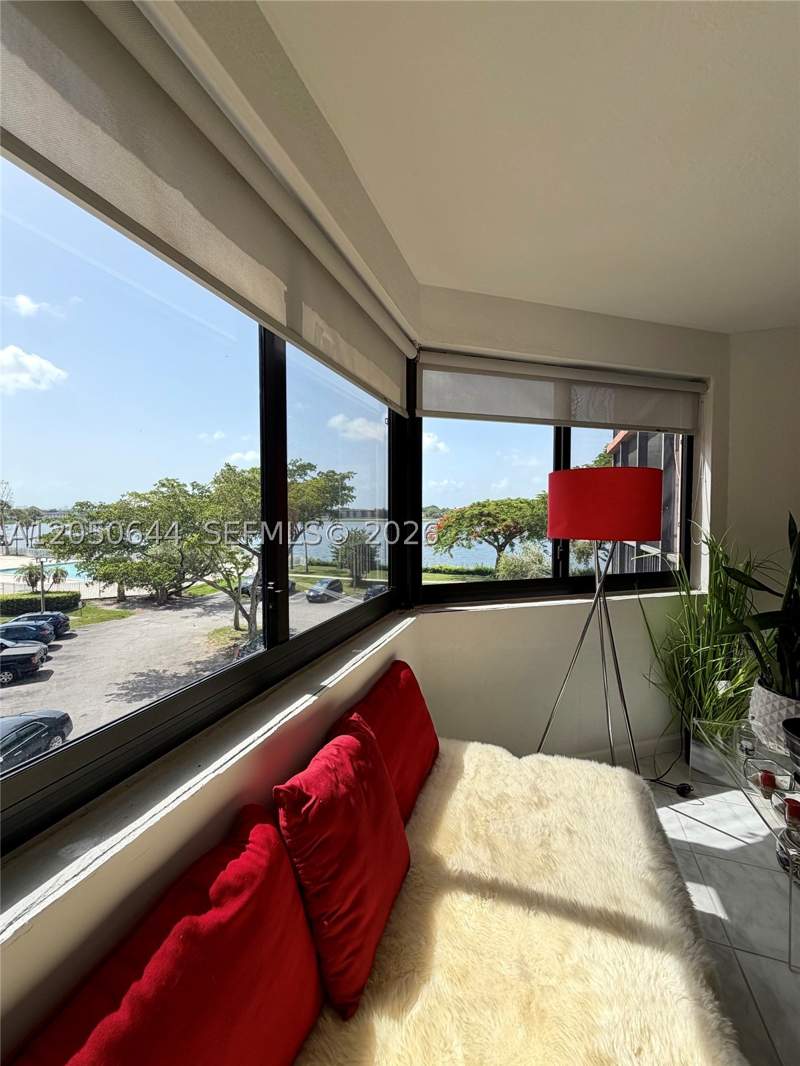 2 bedroom Condominium at 20850 San Simeon Way 302-5, Lakeview Of The Calf Club, Miami — photo 5