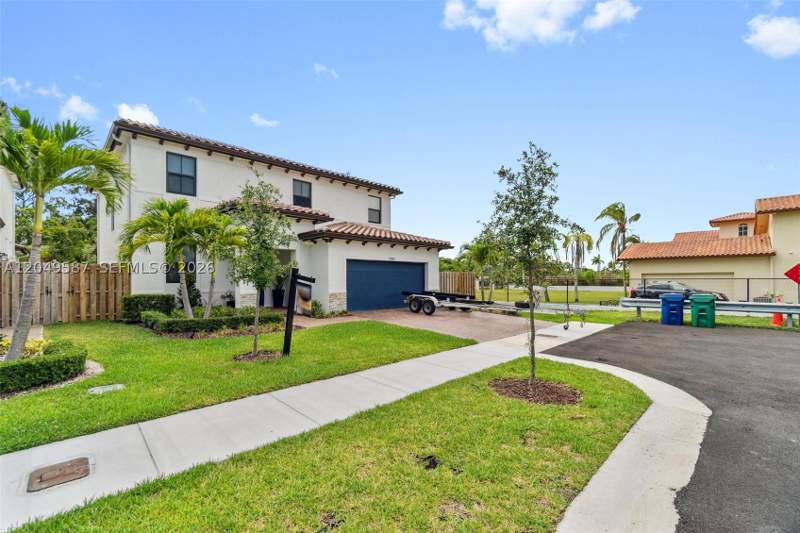 5 bedroom SingleFamilyResidence at 24242 SW 119th Pl, Estates At Silver Palm, Homestead — photo 2