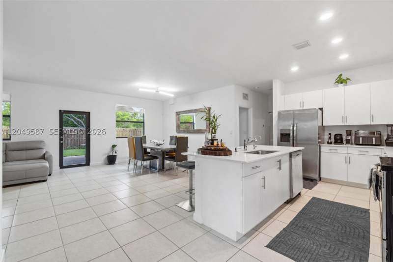 5 bedroom SingleFamilyResidence at 24242 SW 119th Pl, Estates At Silver Palm, Homestead — photo 4
