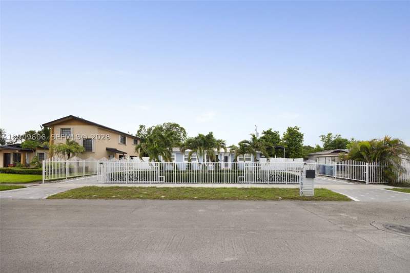 4 bedroom SingleFamilyResidence at 17370 NW 52nd Pl, Carol City Lake Steven Es, Miami Gardens — photo 5