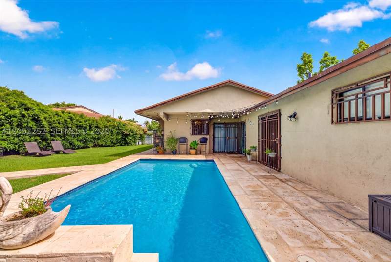 3 bedroom SingleFamilyResidence at 12422 SW 199th St, South Miami Lakes, Miami — photo 2