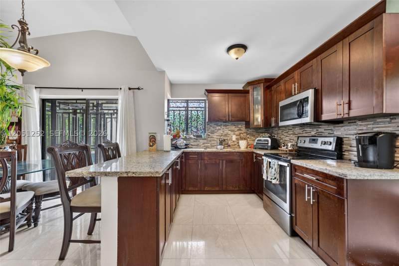 3 bedroom SingleFamilyResidence at 12422 SW 199th St, South Miami Lakes, Miami — photo 4