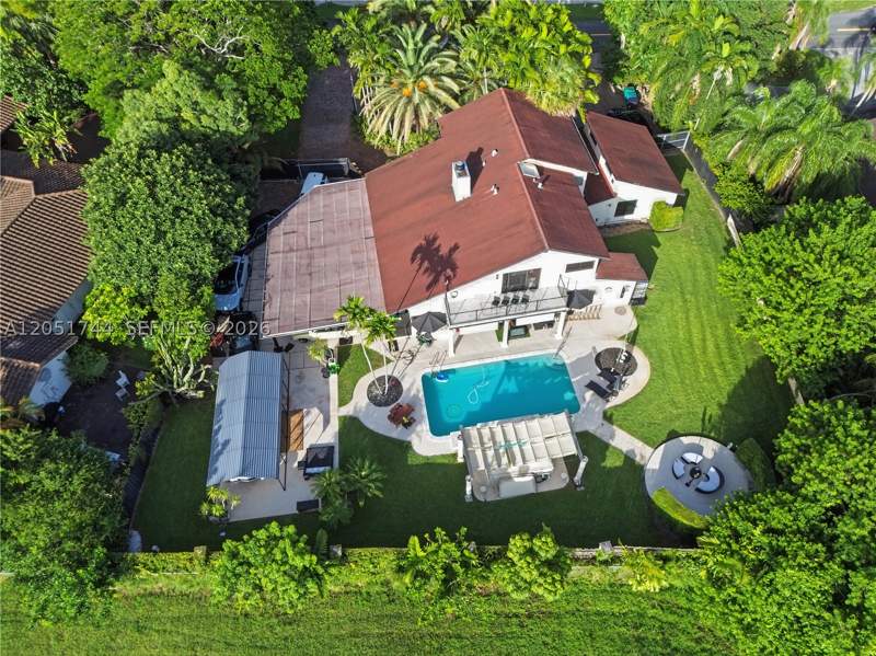 5 bedroom SingleFamilyResidence at 9720 E Calusa Club Dr, Calusa Club Estates, Miami — photo 3