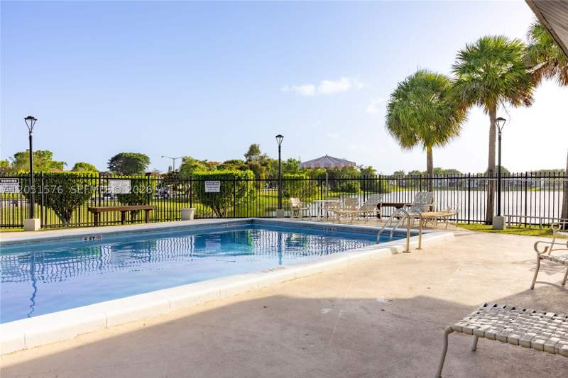 2 bedroom Townhouse at 10000 NW 9th St Cir 21, Indian Lake Village II Co, Miami — photo 2