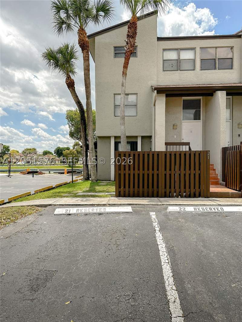 2 bedroom Townhouse at 10000 NW 9th St Cir 21, Indian Lake Village II Co, Miami — photo 4
