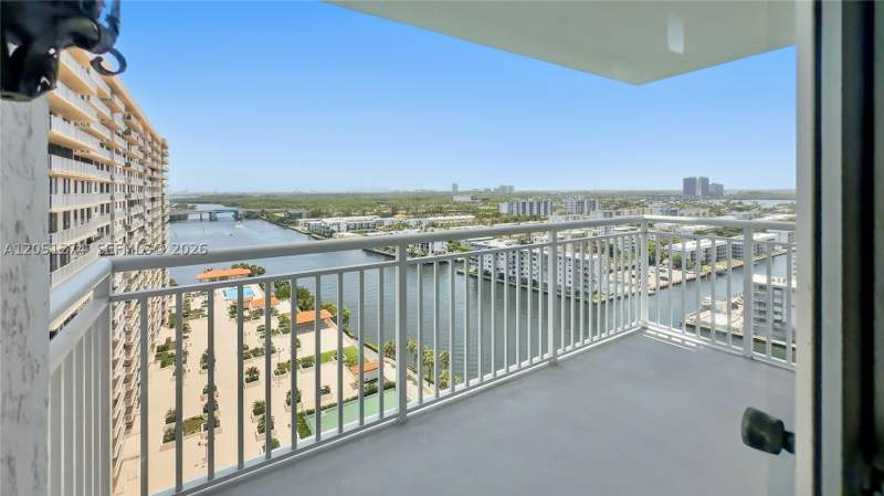 2 bedroom Condominium at 301 174th St 1907, Winston Towers 500 Condo, Sunny Isles Beach — photo 5